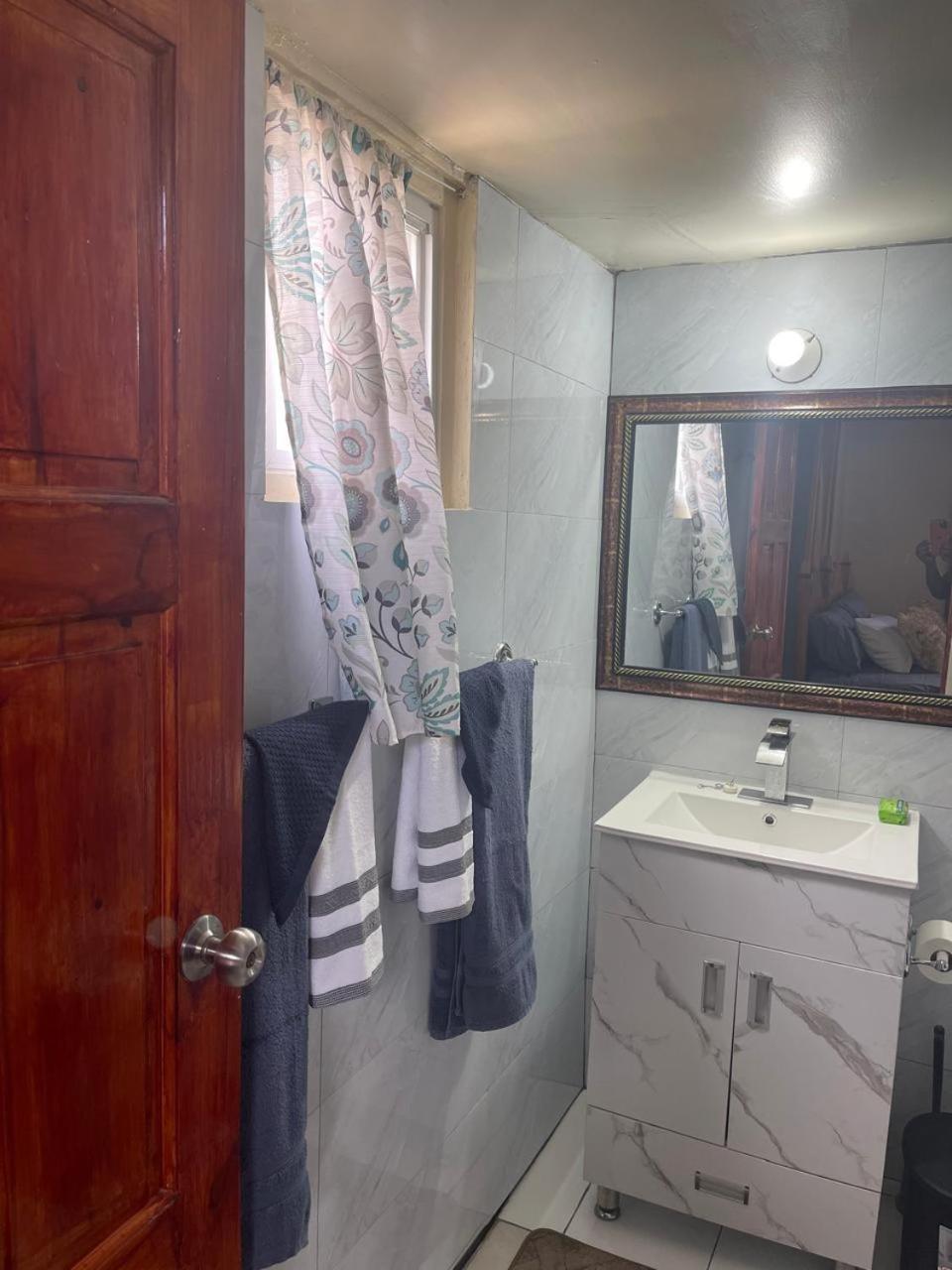 Oceanfront Condo W/ Free Parking + High Speed Wifi Negril Buitenkant foto
